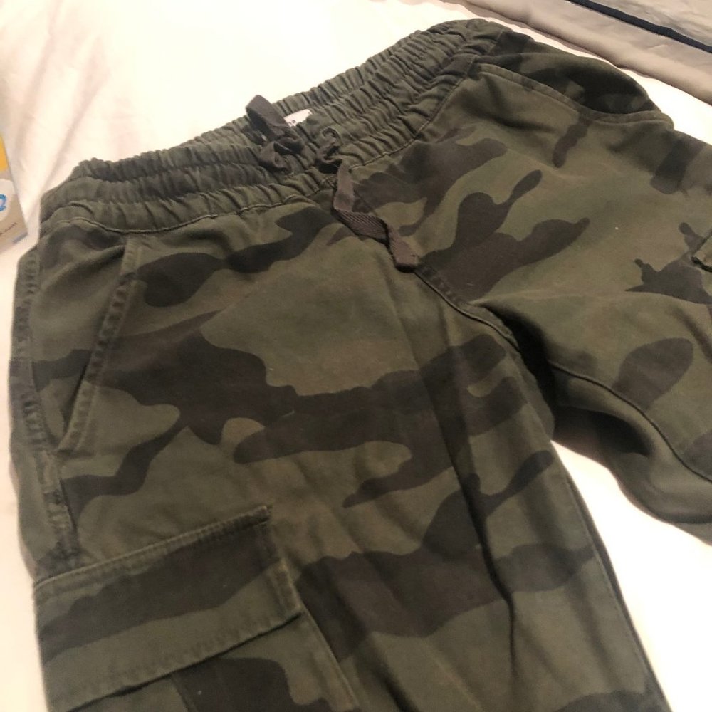 Aritzia TNA Khaki Green Camo Joggers